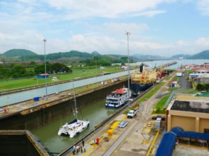 Blick auf den Panama Kanal vom Miraflores Besucherzentrum_Panama Reise